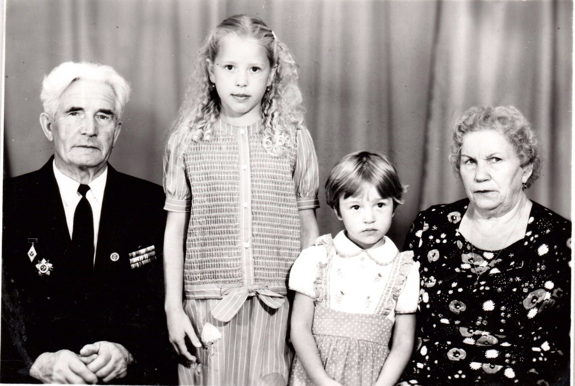 Справа-налево: Литвинов Степан Павлович, внучка Дина, внучка Аня, Литвинова Нина Васильевна